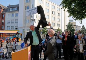 Johannes Eschweiler bereitet die Enthüllung des neuen Straßenschilds mit der Aufschrift "Edmund-Erlemann-Platz" vor